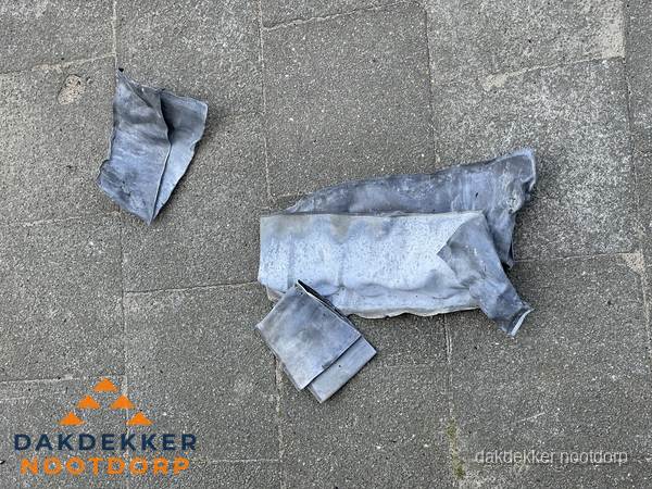 Oude verwijderde loodslabben na vervanging in Nootdorp Oude verwijderde loodslabben na vervanging in Nootdorp