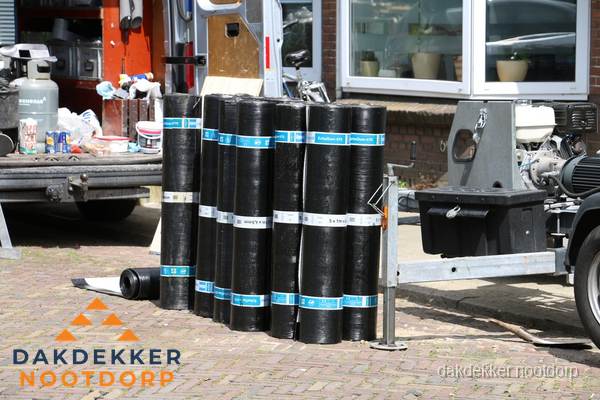 Rollen bitumen dakbedekking klaar voor daklekkage reparatie in Nootdorp Rollen bitumen dakbedekking klaar voor daklekkage reparatie in Nootdorp