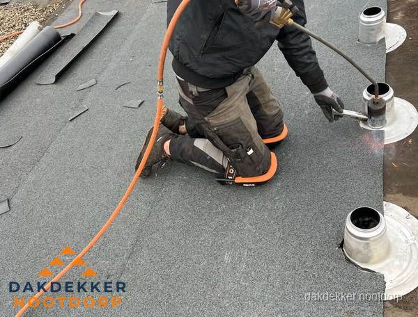 Dakdekker repareert bitumen dakleer bij dakdoorvoer in Nootdorp Dakdekker repareert bitumen dakleer bij dakdoorvoer in Nootdorp