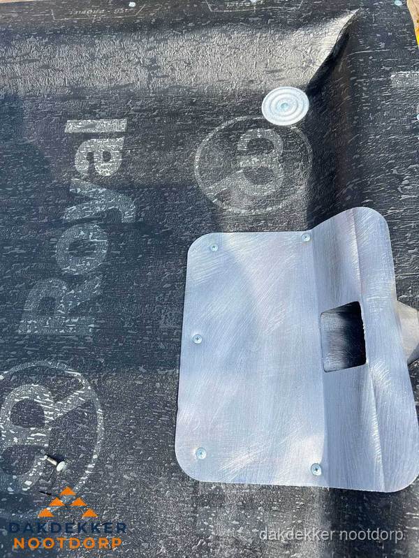 Dakgoot aansluiting op bitumen dak in Nootdorp Dakgoot aansluiting op bitumen dak in Nootdorp