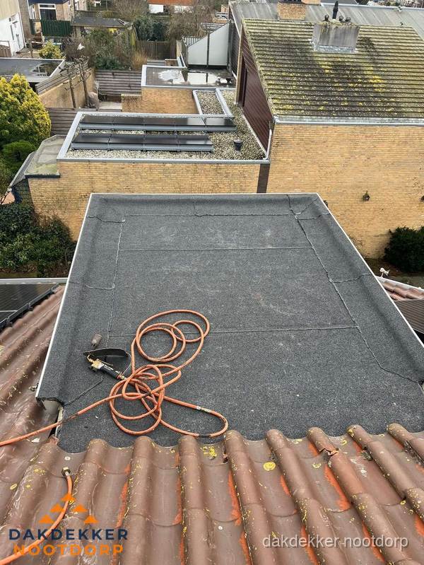 Reparatie aansluiting plat dak en schuin dak in Nootdorp Reparatie aansluiting plat dak en schuin dak in Nootdorp