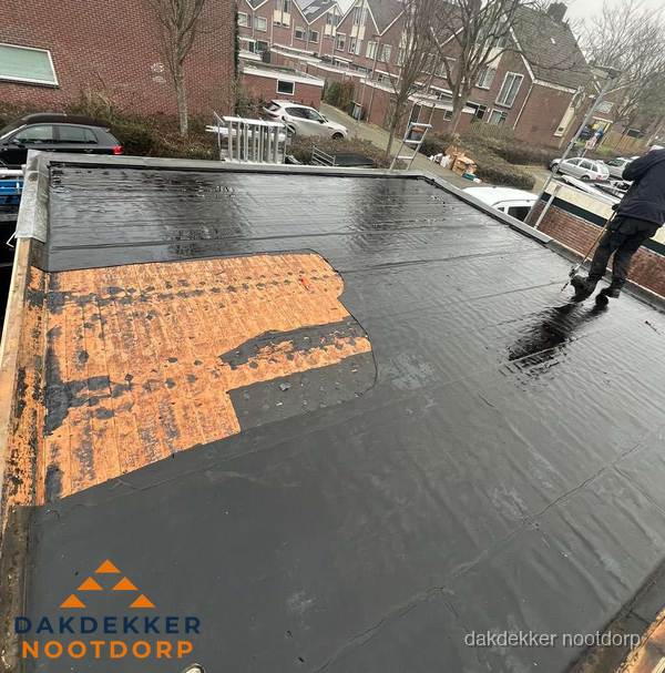 Dakdekker brengt EPDM dakbedekking aan op plat dak in Nootdorp Dakdekker brengt EPDM dakbedekking aan op plat dak in Nootdorp