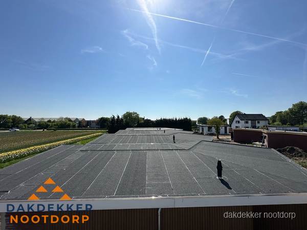 Groot plat dak met bitumen dakbedekking op bedrijfspand in Nootdorp Groot plat dak met bitumen dakbedekking op bedrijfspand in Nootdorp
