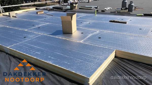 PIR isolatieplaten worden gelegd op plat dak voor dakisolatie in Nootdorp PIR isolatieplaten worden gelegd op plat dak voor dakisolatie in Nootdorp