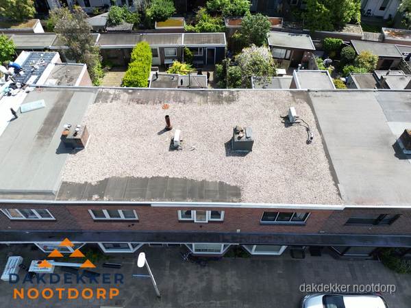 Plat dak met grindballast en dakdoorvoeren in Nootdorp