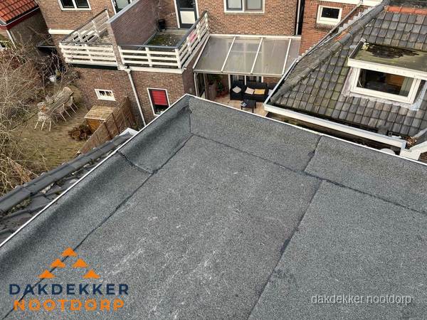 Overzicht plat dak met dakgoot in woonwijk Nootdorp Overzicht plat dak met dakgoot in woonwijk Nootdorp