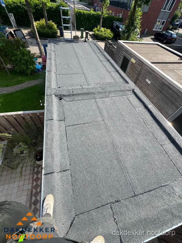 Bitumen plat dak rijtjeswoning vanuit dakdekker perspectief in Nootdorp Bitumen plat dak rijtjeswoning vanuit dakdekker perspectief in Nootdorp