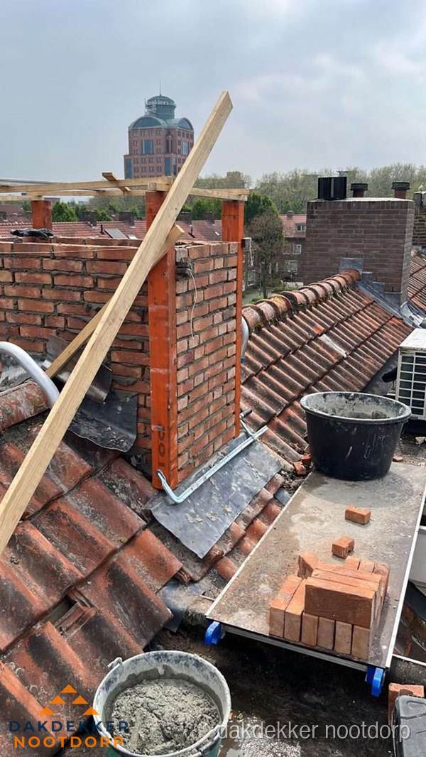 Schoorsteen renovatie met metselwerk op schuin dak in Nootdorp Schoorsteen renovatie met metselwerk op schuin dak in Nootdorp