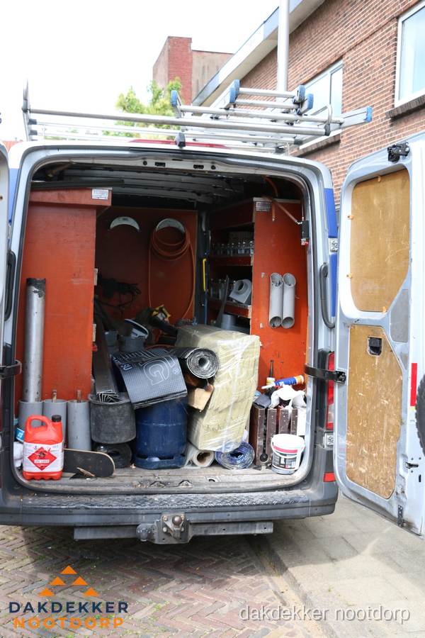 Bedrijfsbus van dakdekker met gereedschap en materialen in Nootdorp Bedrijfsbus van dakdekker met gereedschap en materialen in Nootdorp