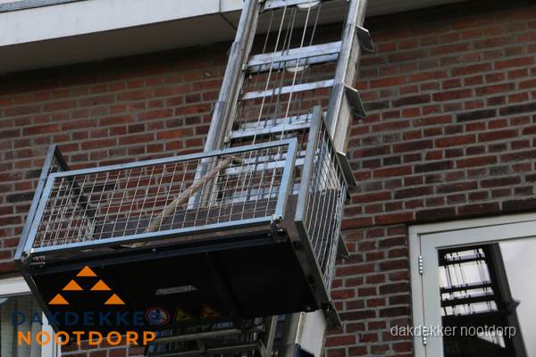 Ladderlift met dakpannen voor dakpan reparatie in Nootdorp Ladderlift met dakpannen voor dakpan reparatie in Nootdorp