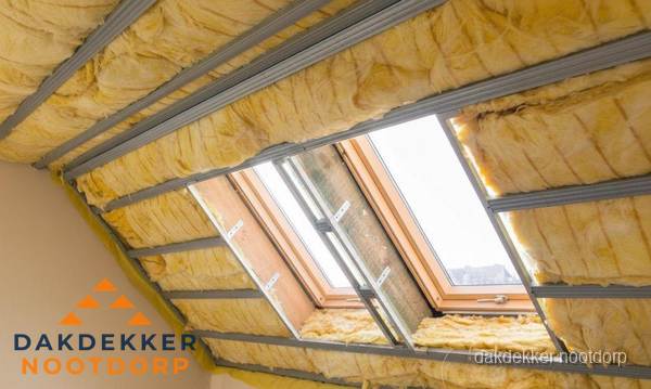 Schuin dak isoleren met glaswol bij dakraam in Nootdorp Schuin dak isoleren met glaswol bij dakraam in Nootdorp