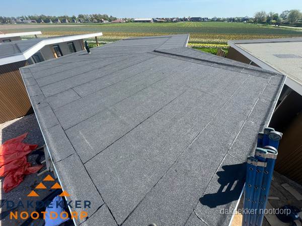 Nieuw bitumen plat dak met uitzicht over landschap in Nootdorp Nieuw bitumen plat dak met uitzicht over landschap in Nootdorp