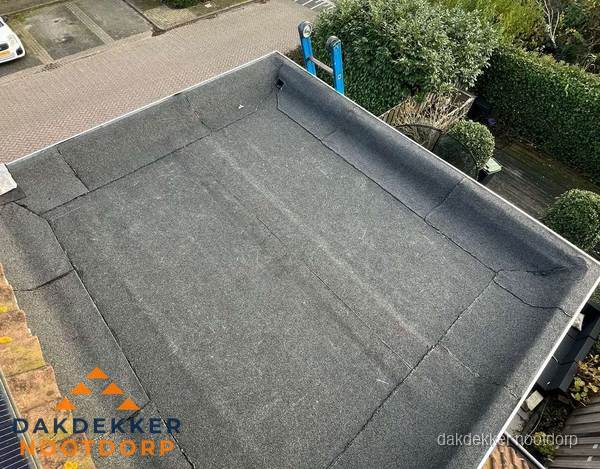 Gerenoveerd plat dak met nieuwe bitumen dakbedekking in Nootdorp Gerenoveerd plat dak met nieuwe bitumen dakbedekking in Nootdorp