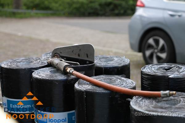 Rollen bitumen dakbedekking EshaGum klaar voor installatie in Nootdorp Rollen bitumen dakbedekking EshaGum klaar voor installatie in Nootdorp