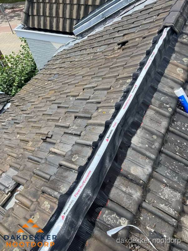 Nokvorst renovatie met Koramic nokrol op schuin pannendak in Nootdorp Nokvorst renovatie met Koramic nokrol op schuin pannendak in Nootdorp