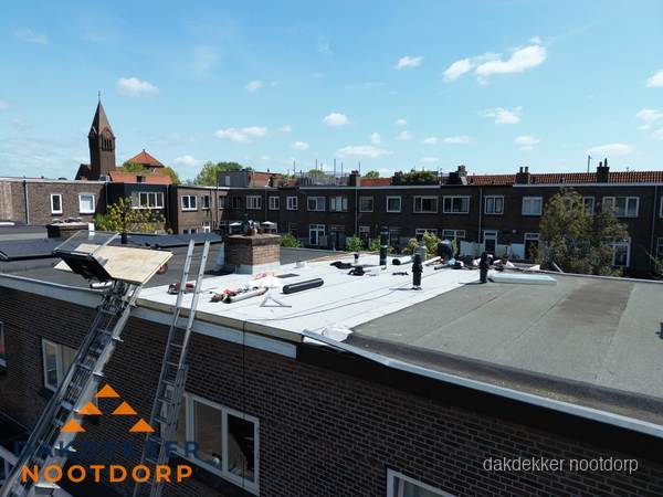 Dakdekkers aan het werk op plat dak in Nootdorp Dakdekkers aan het werk op plat dak in Nootdorp