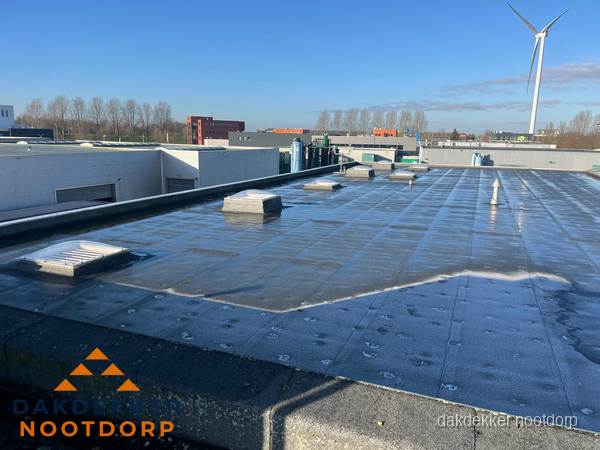 Plat dak bedrijfspand met bitumen dakbedekking en lichtkoepels in Nootdorp Plat dak bedrijfspand met bitumen dakbedekking en lichtkoepels in Nootdorp