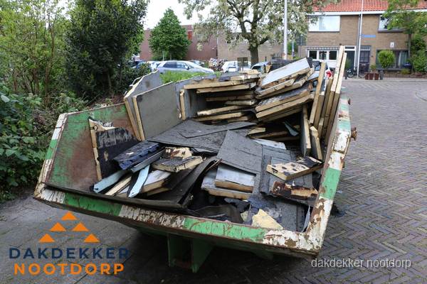 Puincontainer met oud dakmateriaal na dakrenovatie in Nootdorp Puincontainer met oud dakmateriaal na dakrenovatie in Nootdorp