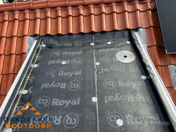 Nieuw dak met dakpannen en Royal onderlaag bij woning in Nootdorp Nieuw dak met dakpannen en Royal onderlaag bij woning in Nootdorp
