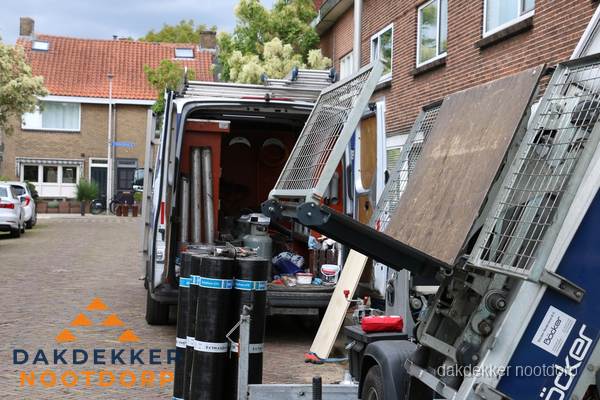 Dakdekkersbusje met materiaal en ladderlift voor dakpannen vervangen in Nootdorp Dakdekkersbusje met materiaal en ladderlift voor dakpannen vervangen in Nootdorp