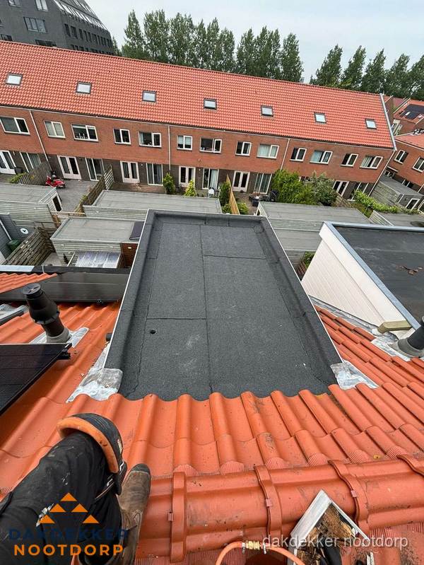 Bitumen dak reparatie op plat dak tussen dakpannen in Nootdorp Bitumen dak reparatie op plat dak tussen dakpannen in Nootdorp