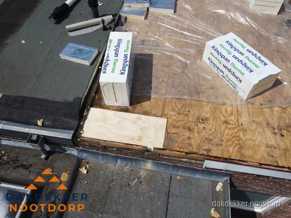 Plat dak isolatie met Kingspan isolatieplaten tijdens renovatie in Nootdorp Plat dak isolatie met Kingspan isolatieplaten tijdens renovatie in Nootdorp